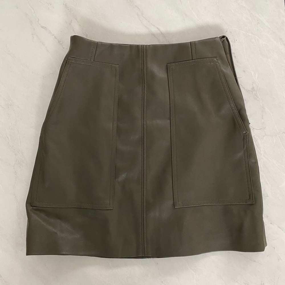 H&M dark green leather skirt w/ pockets